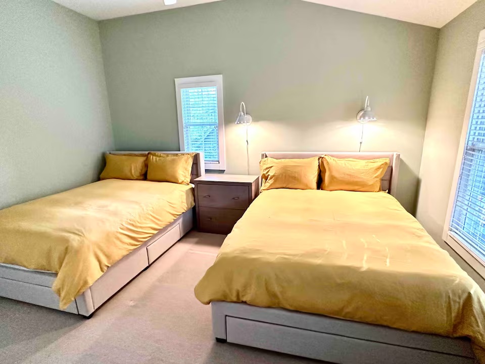 Bedroom with two queen beds at Modern Cozy Home